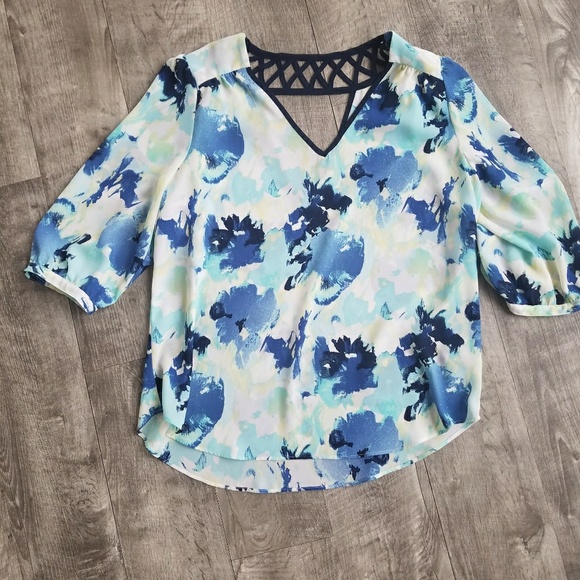 Beautiful  Blouse - Picture 2 of 4